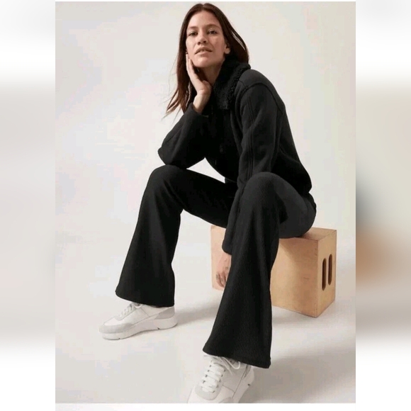 Athleta Salutation Stash Black Flared Yoga Pants Msrp 119$ Size Xs - Picture 3 of 8